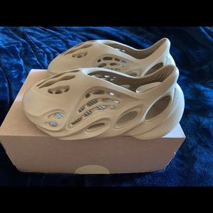 YEEZY FOAM RUNNER OCHRE (W) 7.5 GS 6